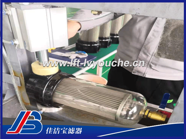 水濾器總成SLQ-58 SL-100 200簡(jiǎn)介： 水濾器總成SLQ-58 SL-100 200是佳潔寶濾器生產(chǎn)的一款水過(guò)濾器，該過(guò)濾器里邊裝的濾芯， 主要是用來(lái)過(guò)濾水，過(guò)濾效果好。  水濾器總成SLQ-58 SL-100 200參數(shù)： 序號(hào) 產(chǎn)品名稱(chēng) 本公司型號(hào) 市場(chǎng)型號(hào)編號(hào) 過(guò)濾器零售單價(jià) 備注 銷(xiāo)售政策說(shuō)明 1 水濾器總成 SLQ-58 SL-100 200 已定型量產(chǎn)有現(xiàn)貨 配件零售：訂貨量100只以下均為零售。 主機(jī)配套：需直接發(fā)貨至整車(chē)廠，客戶(hù)信 息、價(jià)格需報(bào)公司備案審核，可單獨(dú)溝 通，避免沖突。 2 水濾器總成 SLQ-59 SL-400 360 已定型量產(chǎn)有現(xiàn)貨 3 水濾器總成 SLQ-59B SL-300 300 開(kāi)發(fā)中 4 水濾器總成 SLQ-58B SL-200 根據(jù)市場(chǎng)需求情況，待開(kāi)發(fā) 5 水濾器總成 SLQ-60 SL-600 根據(jù)市場(chǎng)需求情況，待開(kāi)發(fā) 濾芯銷(xiāo)售標(biāo)準(zhǔn)出廠價(jià) （ 含稅運(yùn) ） 序號(hào) 產(chǎn)品名稱(chēng) 產(chǎn)品規(guī)格型號(hào) 濾芯零售單價(jià) 銷(xiāo)售政策說(shuō)明 1 58濾芯 SLQ-58-04 60  2 59濾芯 SLQ-59-04 170  3 59B濾芯 SLQ-59B-04  新鄉(xiāng)市佳潔寶濾器廠家主打產(chǎn)品類(lèi)型： 1、高精度濾油車(chē)：LYC-B高精度濾油車(chē)(三級(jí)高精度濾油機(jī)） 2、便移式濾油車(chē)：LYC-A便移式濾油車(chē)、LUC精細(xì)濾油車(chē)、LUCD精細(xì)濾油車(chē) 3、便攜式濾油車(chē)：BLYJ便攜式濾油車(chē)、手提式濾油車(chē) 4、箱式移動(dòng)濾油車(chē)：LYC-C濾油車(chē) 5、其他濾油車(chē)：賀德克濾油車(chē)、PALL頗爾濾油車(chē) 6、除塵器：自潔式空氣過(guò)濾器、濾筒除塵器、濾袋除塵器、焊煙凈化器、脈沖除塵器、UV光氧、活性炭吸附箱、濾筒、空氣濾芯、濾袋。 7、全自動(dòng)自清洗過(guò)濾器：立式自清洗過(guò)濾器、臥式自清洗過(guò)濾器、直角式自清洗過(guò)濾器 8、精密過(guò)濾器：保安過(guò)濾器、袋式過(guò)濾器 9、油過(guò)濾器：YPM中高壓管路過(guò)濾器、YPH高壓過(guò)濾器、PHB高壓管路過(guò)濾器、PMA中壓管路過(guò)濾器、PLA低壓過(guò)濾器 10、水濾芯：大流量水濾芯（3M派克頗爾大通量濾芯）、PP熔噴濾芯、線(xiàn)繞濾芯、折疊濾芯、 11、液壓附件系列有：液壓空氣濾清器、液位液溫計(jì)、棒式磁性過(guò)濾器、冷卻器、濾片 新鄉(xiāng)佳潔寶濾油車(chē)主要應(yīng)用在電力、冶金、紡織、機(jī)械加工、航空、制藥、鋼廠等行業(yè)中。 歡迎您登陸我們網(wǎng)站：http://www.lnzty.com    進(jìn)行相關(guān)查詢(xún)！有問(wèn)題歡迎聯(lián)系13598656617小崔（微信同步）